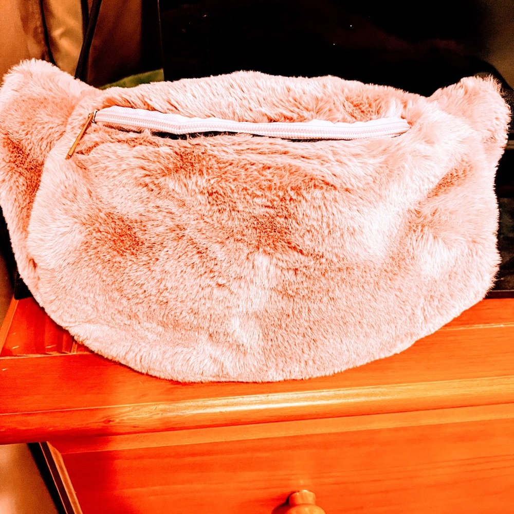 Faux fur Fanny pack brand new in mauve pink